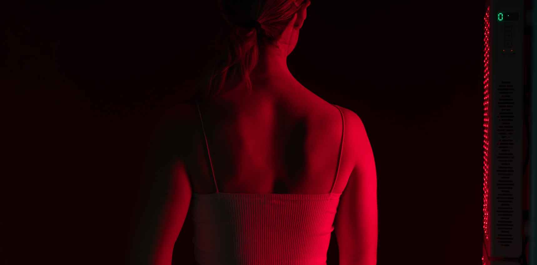 Woman getting red light therapy on her back.